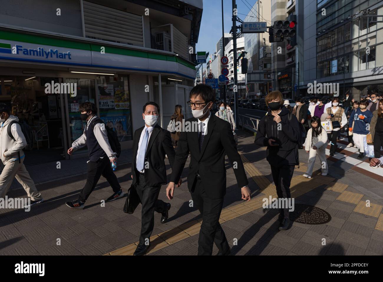 Gli uomini d'affari camminano verso la stazione di Shinjuku a Tokyo. Il Giappone ha allentato le linee guida COVID-19 per indossare la maschera il 13 marzo 2023. (Foto di Stanislav Kogiku / SOPA Images/Sipa USA) Foto Stock