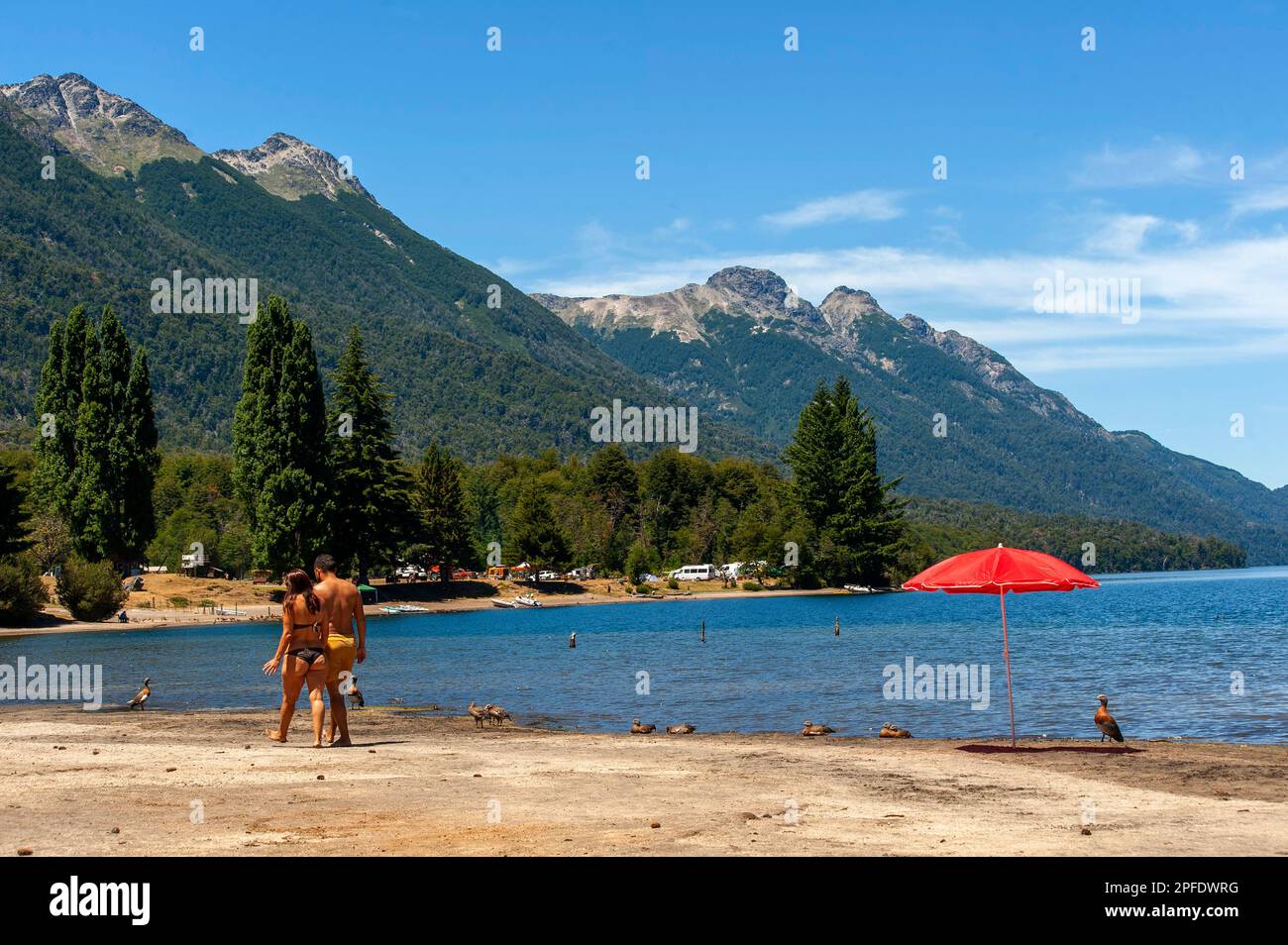 Turisti che praticano attività sportive sul lago Correntoso, Neuquén, Argentina Foto Stock