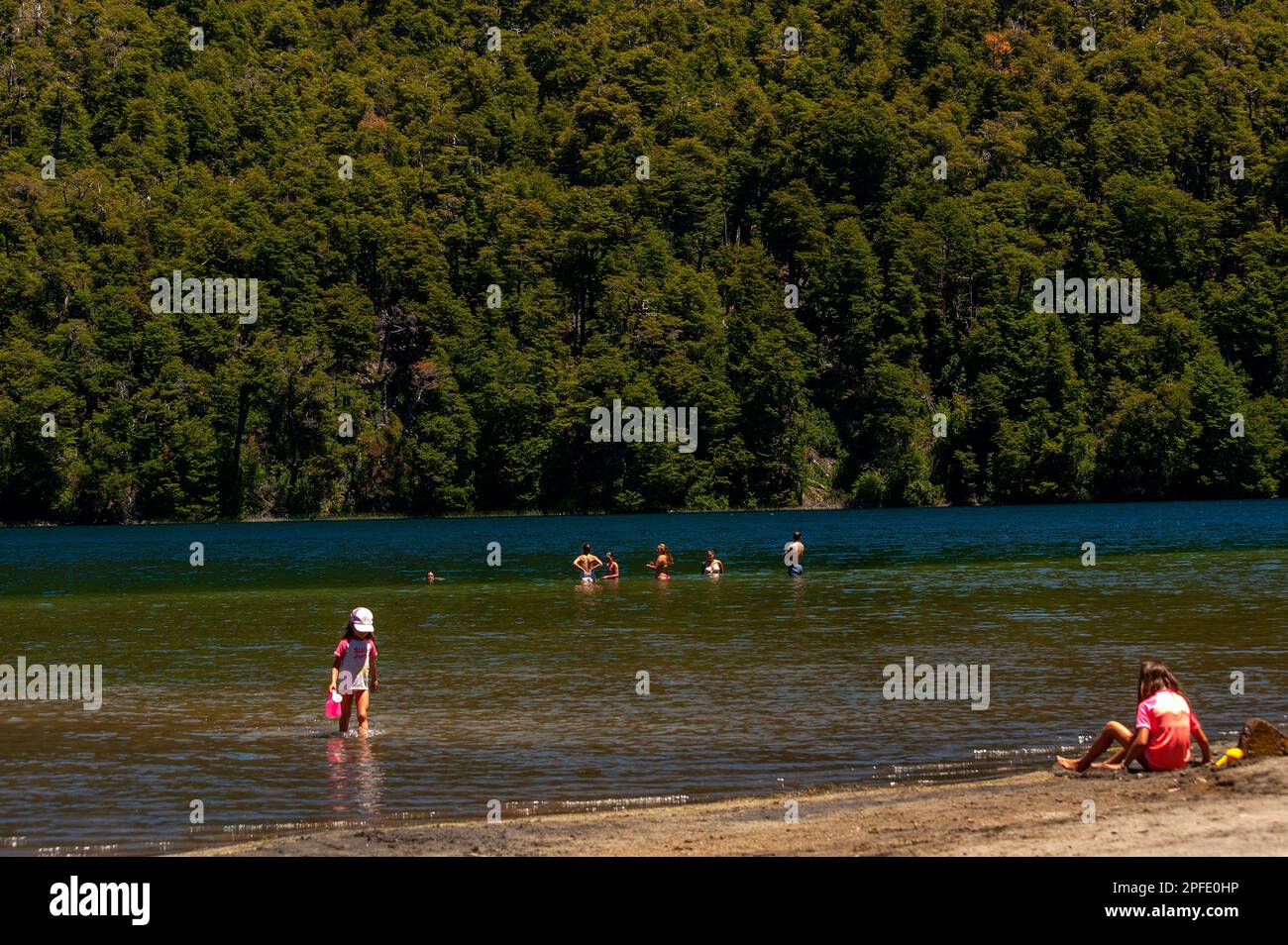 Turisti che si godono la bellezza del Lago Correntoso, Neuquén, Argentina Foto Stock