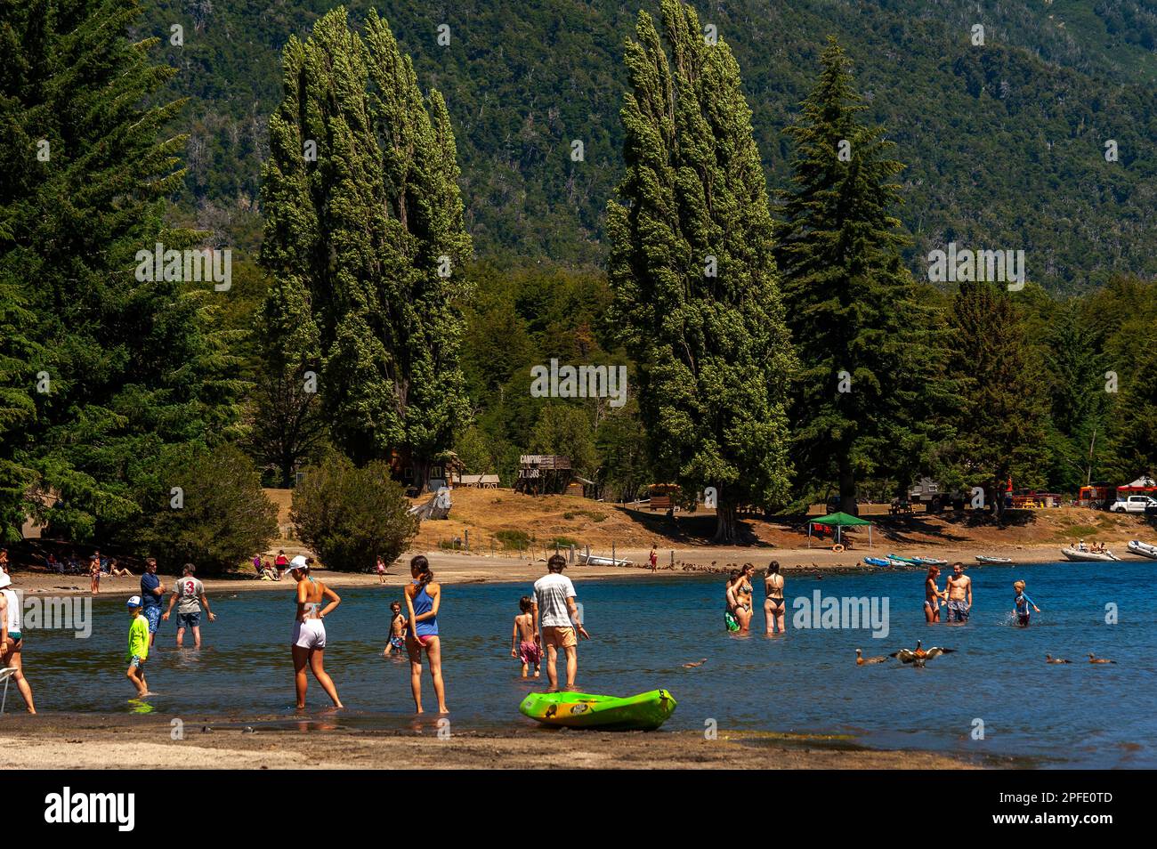 Turisti che godono la pace e la bellezza del Lago Correntoso, Seven Lakes Road, Ruta 40, Neuquén, Argentina Foto Stock