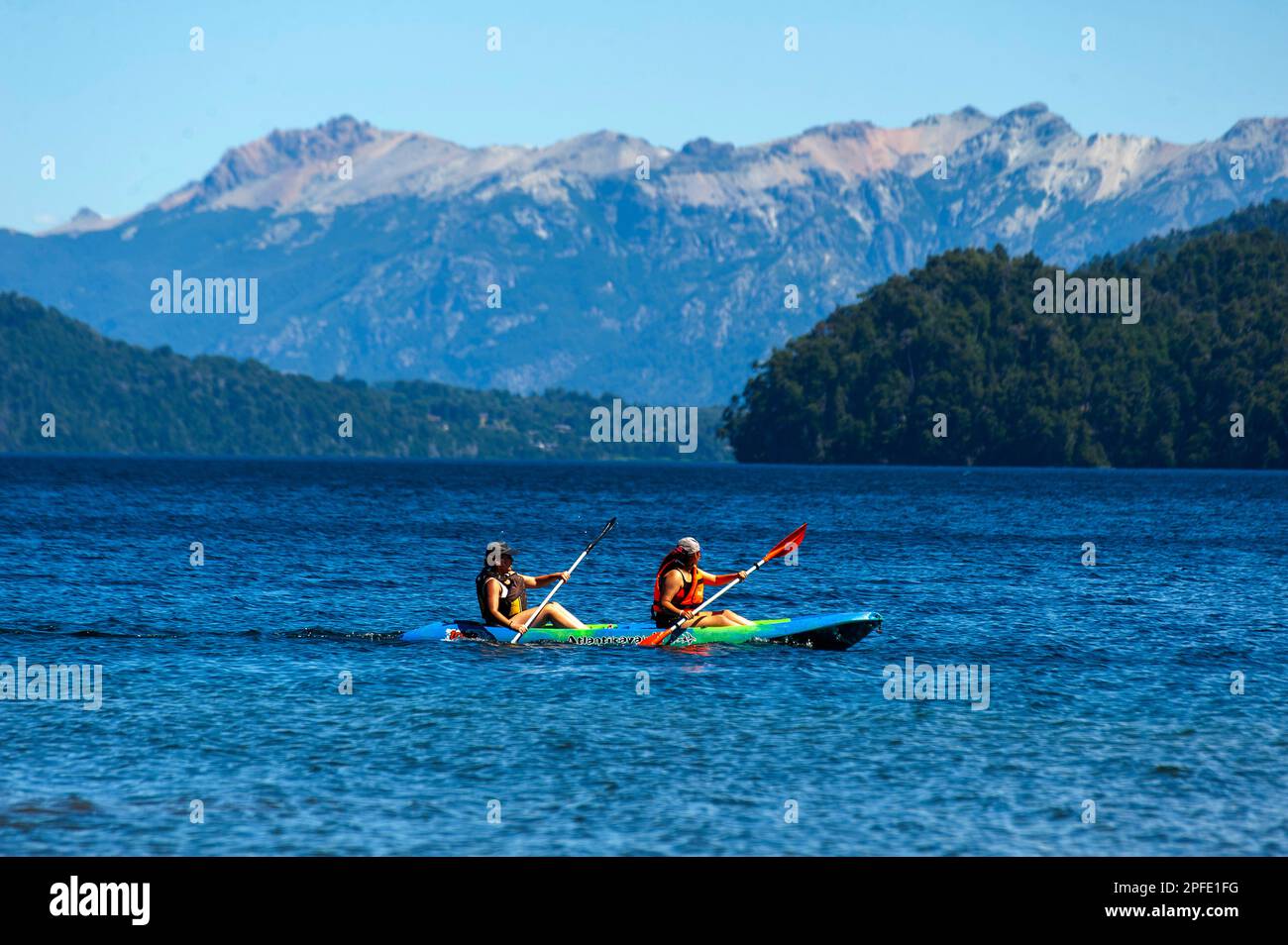Turisti che praticano attività sportive sul lago Correntoso, Neuquén, Argentina Foto Stock