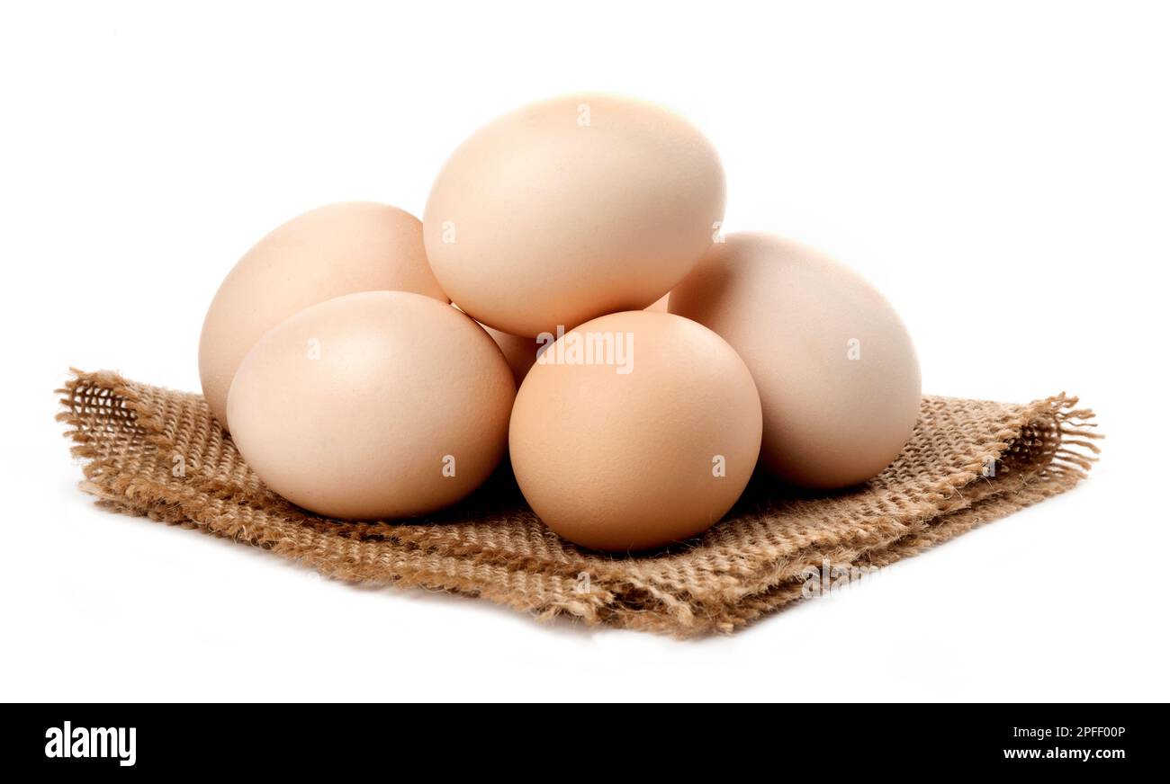Uova marroni su un tessuto rustico - Pollo biologico uova marroni in vendita Foto Stock