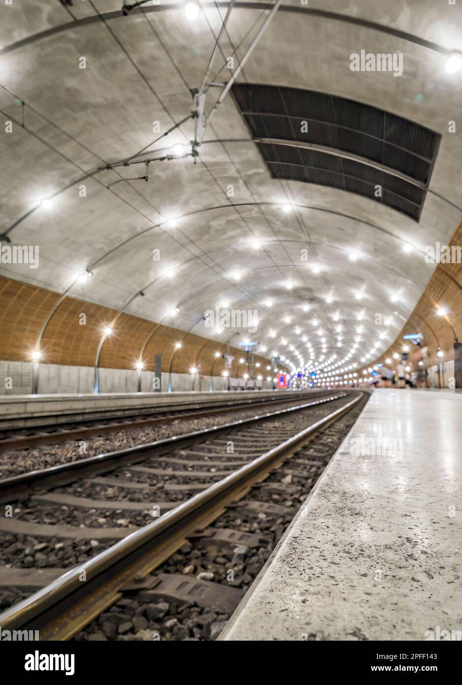 I binari scompaiono nel tunnel e le luci alla stazione della metropolitana di Monte Carlo, Monaco, in Costa Azzurra Foto Stock