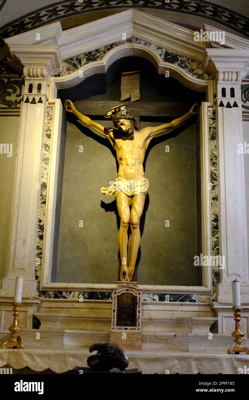 La Cappella del Crocifisso con Cristo sulla Croce nella Basilica di Sant'Anastasia a Verona Foto Stock