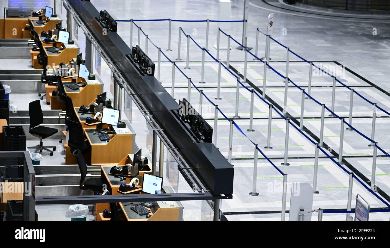 Stoccarda, Germania. 17th Mar, 2023. Terminal vuoti nella sala partenze vuota dell'aeroporto di Stoccarda. I voli sono annullati a causa di uno sciopero di Verdi. Credit: Bernd Weißbrod/dpa/Alamy Live News Foto Stock