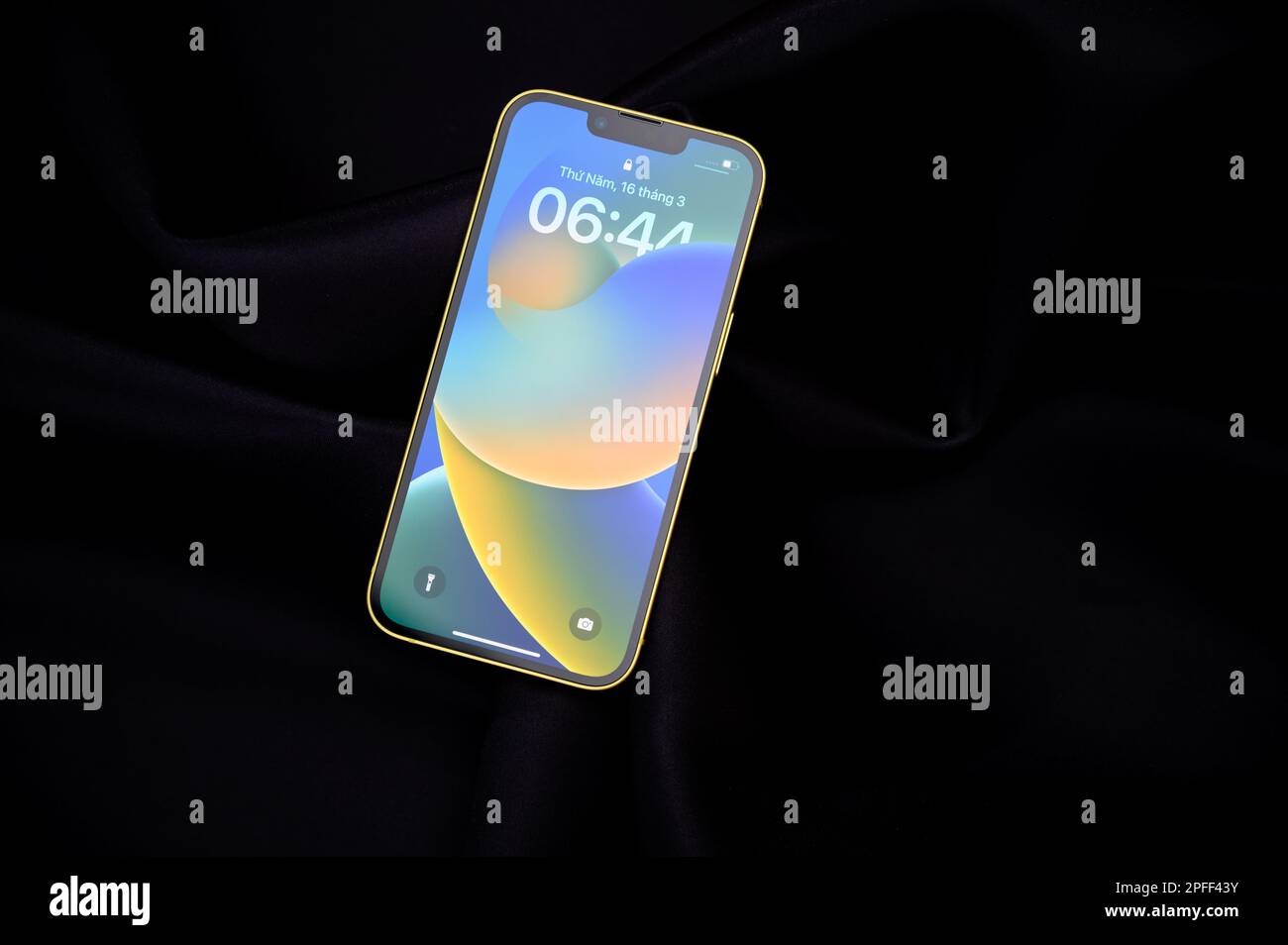HCMC, Vietnam - Mar 2023. IPhone 14 Foto gialle per uso editoriale Foto Stock