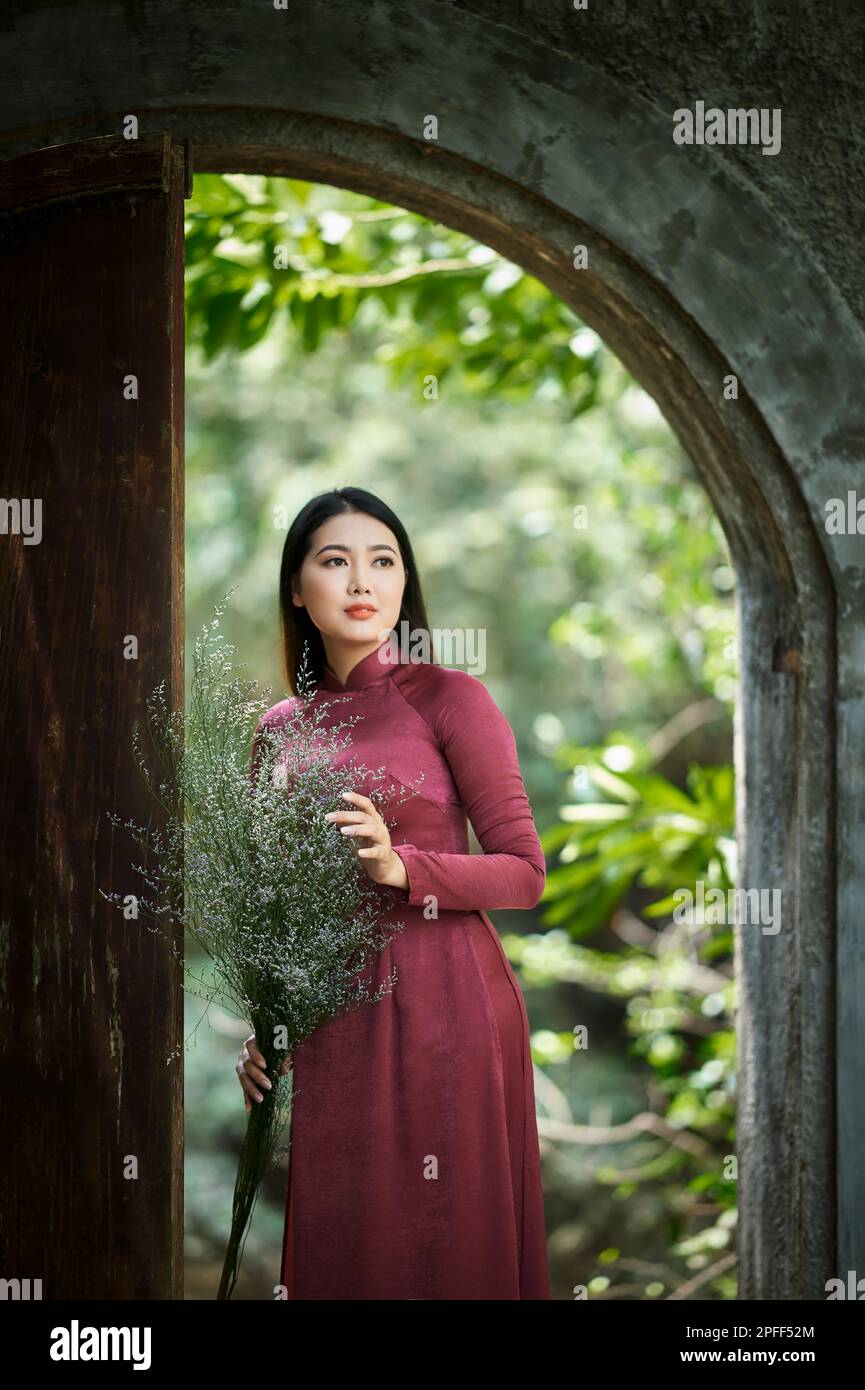 Ho Chi Minh città, Viet Nam: Ritratto di una ragazza vietnamita che indossa un tradizionale Ao dai Foto Stock