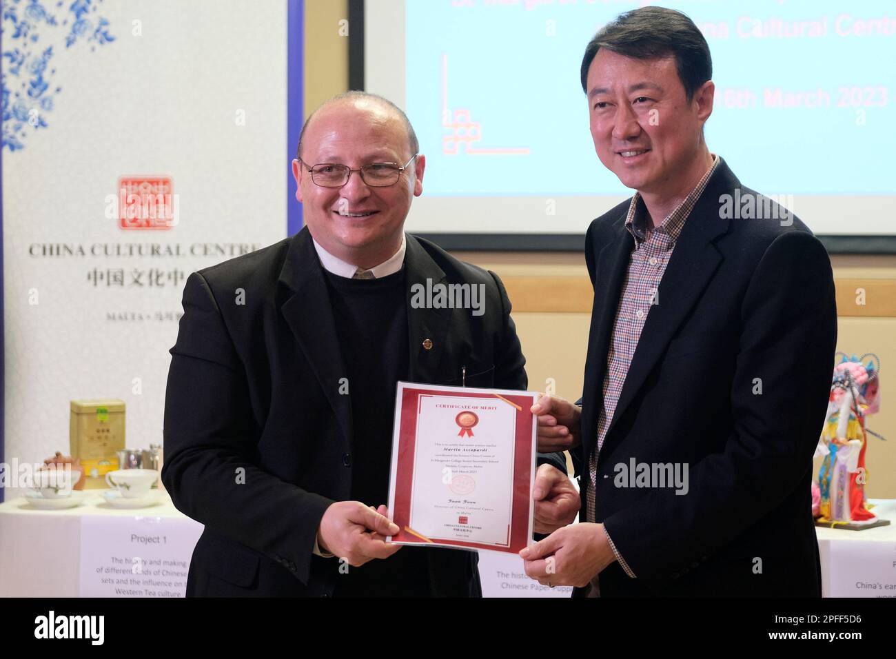 (230317) -- VALLETTA, 17 marzo 2023 (Xinhua) -- Ambasciatore cinese a Malta Yu Dunhai presenta un certificato a Martin Azzopardi, fondatore di 'China Corner' e insegnante di scienza a St Margaret College Secondary School, a Valletta, Malta, 16 marzo 2023. Studenti del "China Corner" a St. La Scuola secondaria del Margaret College ha presentato i sei progetti di ricerca legati alla Cina giovedì qui al Centro Culturale Cinese. I sei progetti includevano la storia e la realizzazione di diversi tipi di set da tè cinesi e l'influenza sulla cultura del tè occidentale, la storia e la produzione della seta cinese Foto Stock