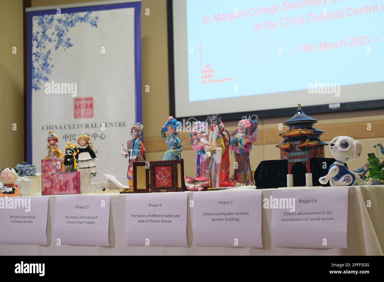 (230317) -- VALLETTA, 17 marzo 2023 (Xinhua) -- Props utilizzati per progetti di ricerca da parte di studenti di 'China Corner' a St. La scuola secondaria Margaret College è in mostra a la Valletta, Malta, 16 marzo 2023. Studenti del "China Corner" a St. La Scuola secondaria del Margaret College ha presentato i sei progetti di ricerca legati alla Cina giovedì qui al Centro Culturale Cinese. I sei progetti includevano la storia e la realizzazione di diversi tipi di set da tè cinesi e l'influenza sulla cultura del tè occidentale, la storia e la produzione di bambole di seta cinese, la storia e la produzione di carta cinese pupp Foto Stock