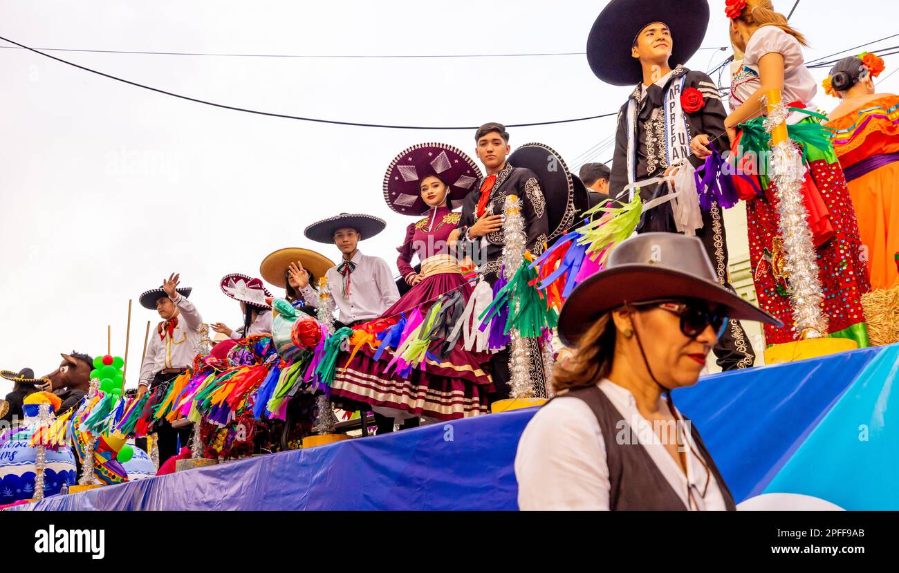 Matamoros, Tamaulipas, Messico - 25 febbraio 2023: Fiestas Mexicanas Parade, studenti della UNS High School, indossando abiti tradizionali messicani, Foto Stock