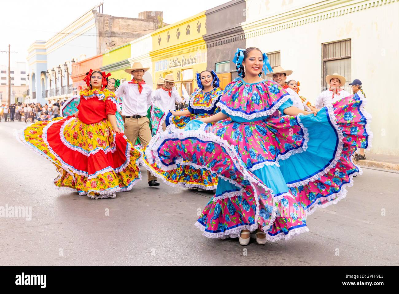 Matamoros, Tamaulipas, Messico - 25 febbraio 2023: Fiestas Mexicanas Parade, membri dell'Istituto Folclorico Matamorense, danza tradizionale messicana Foto Stock