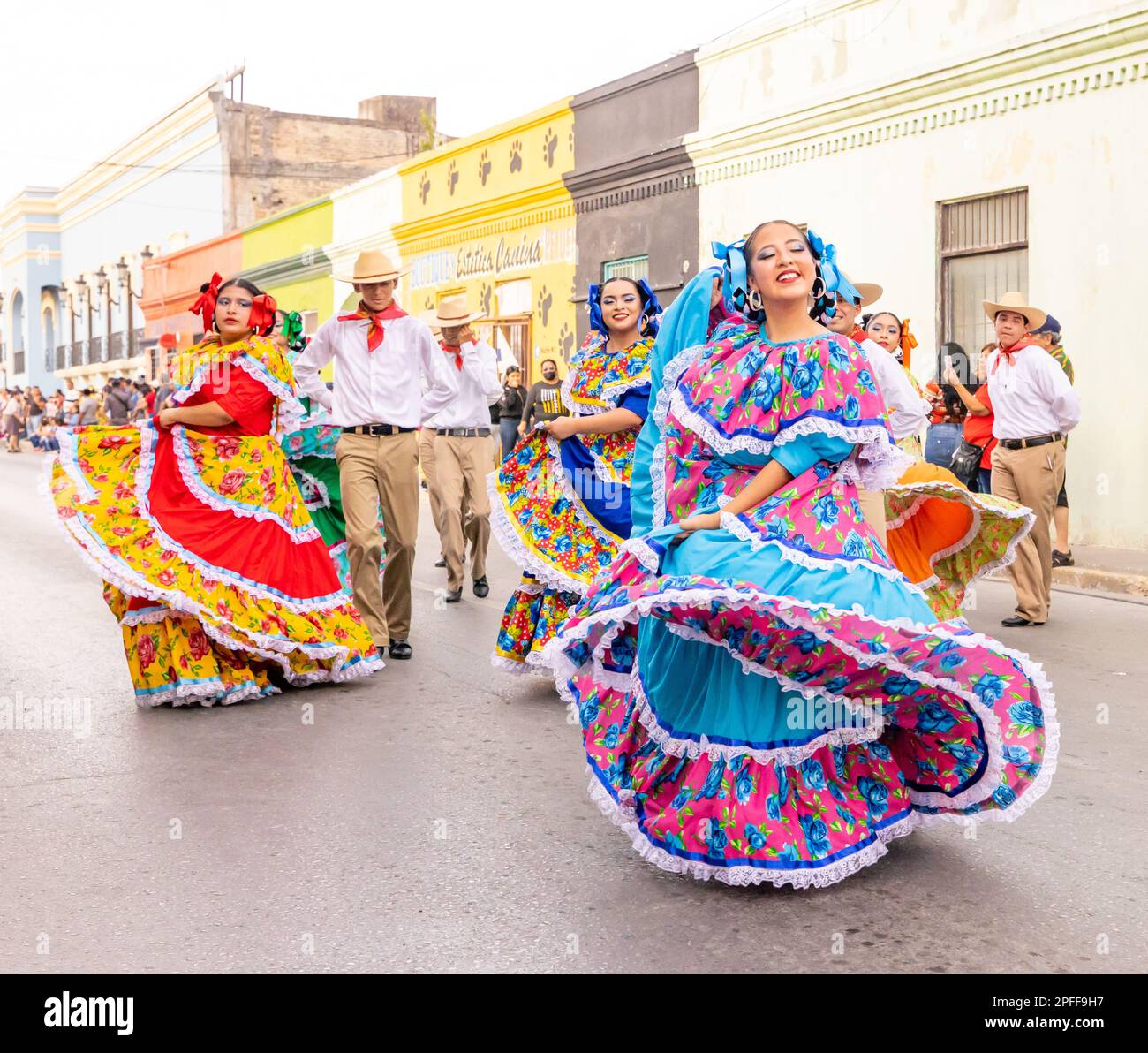 Matamoros, Tamaulipas, Messico - 25 febbraio 2023: Fiestas Mexicanas Parade, membri dell'Istituto Folclorico Matamorense, danza tradizionale messicana Foto Stock