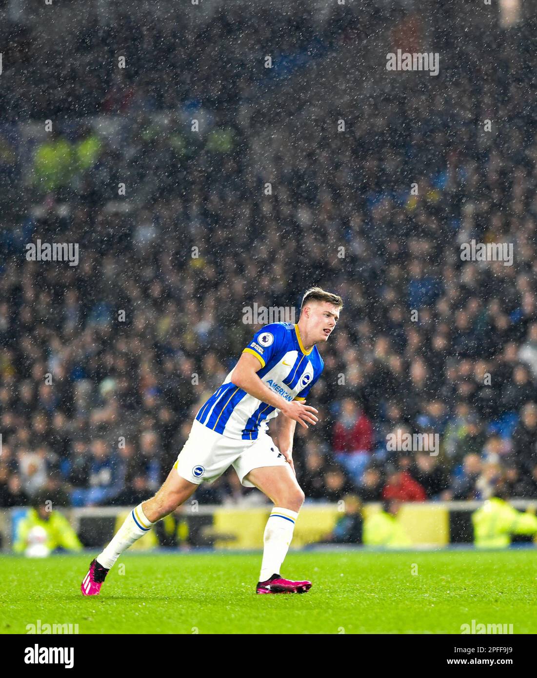 Evan Ferguson di Brighton sotto la pioggia durante la partita della Premier League tra Brighton & Hove Albion e Crystal Palace all'American Express Community Stadium , Brighton , Regno Unito - 15th marzo 2023 Foto Simon Dack/Telephoto Images. Solo per uso editoriale. Nessun merchandising. Per le immagini di calcio si applicano le restrizioni di fa e Premier League inc. Nessun utilizzo di Internet/cellulare senza licenza FAPL - per i dettagli contattare Football Dataco Foto Stock