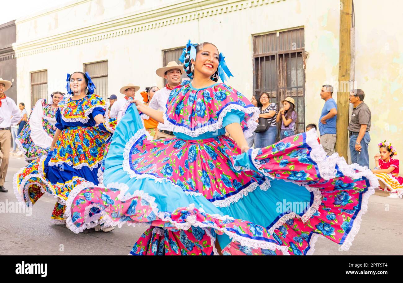 Matamoros, Tamaulipas, Messico - 25 febbraio 2023: Fiestas Mexicanas Parade, membri dell'Istituto Folclorico Matamorense, danza tradizionale messicana Foto Stock