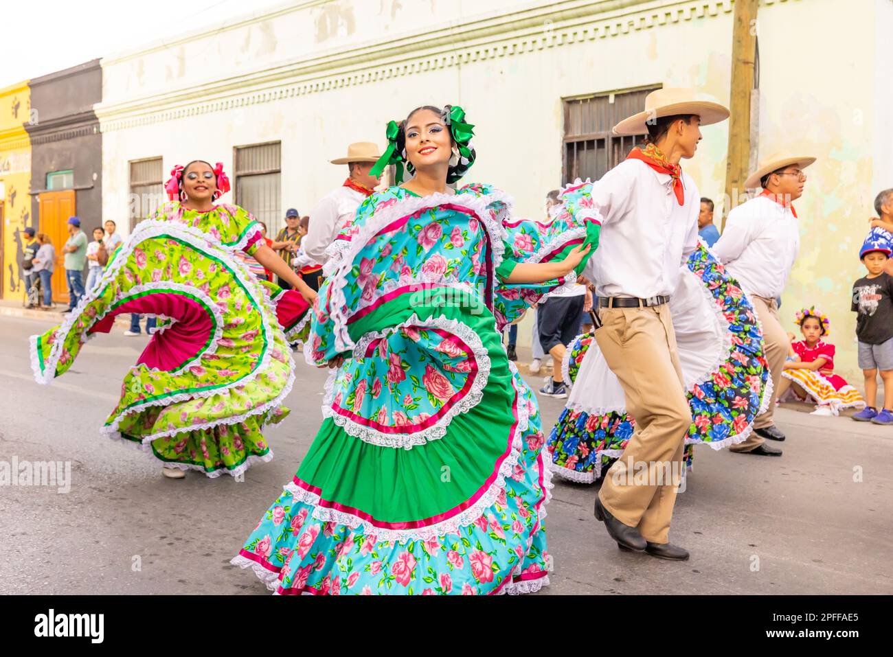 Matamoros, Tamaulipas, Messico - 25 febbraio 2023: Fiestas Mexicanas Parade, membri dell'Istituto Folclorico Matamorense, danza tradizionale messicana Foto Stock