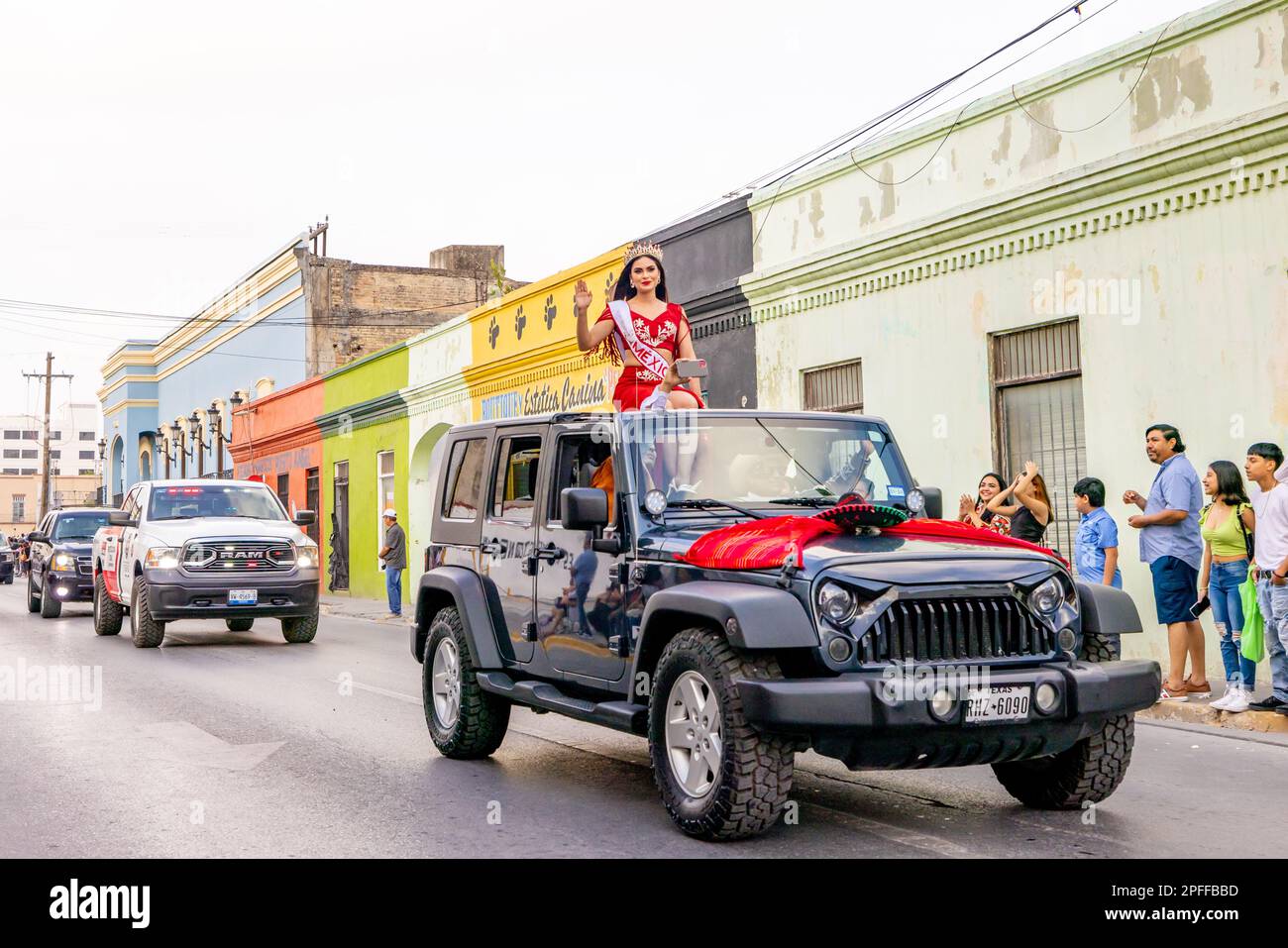 Matamoros, Tamaulipas, Messico - 25 febbraio 2023: Fiestas Mexicanas Parade, Beauty Queen messicana che cavalca in cima a una jeep alla sfilata Foto Stock