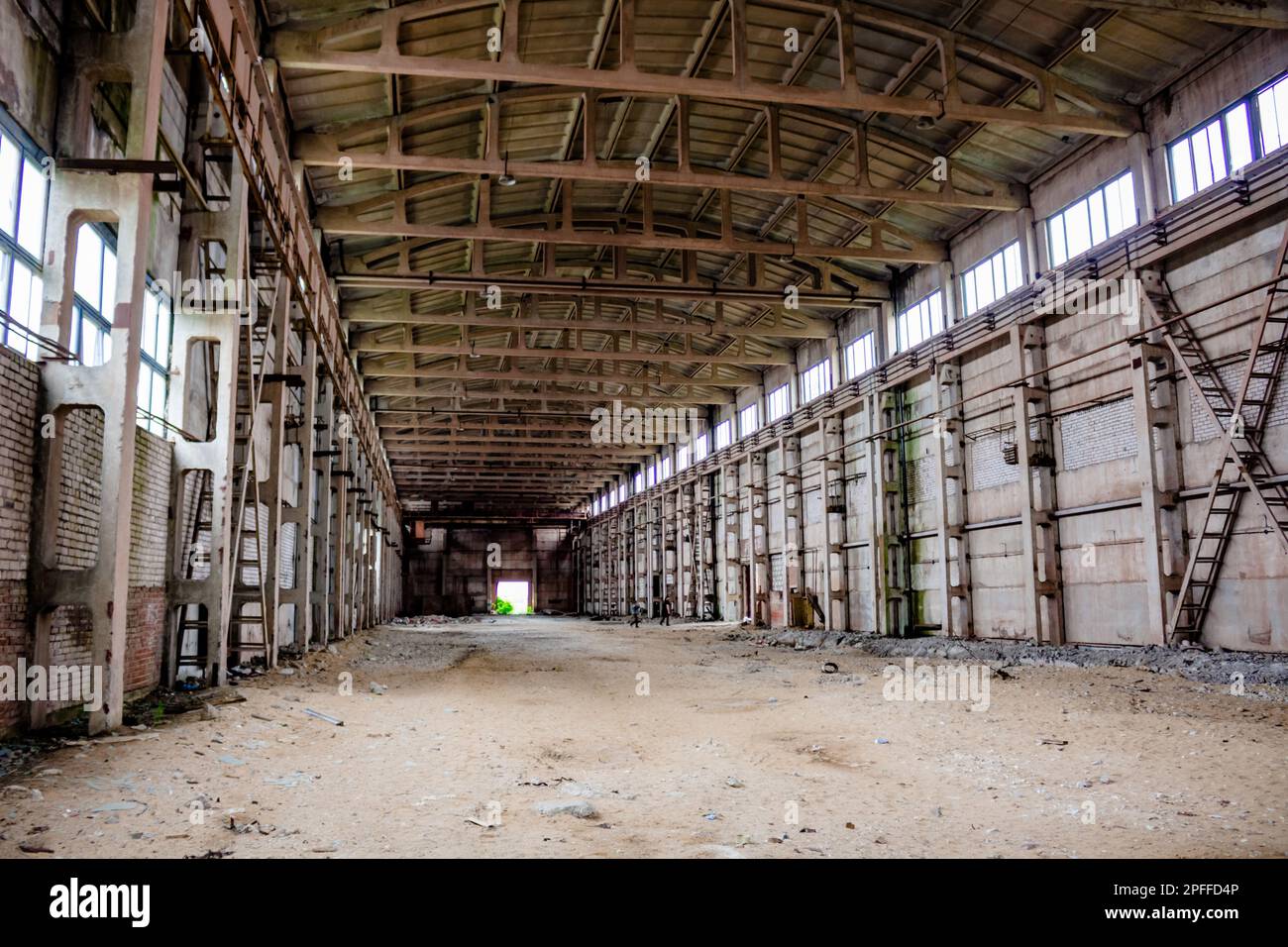 Vista di un hangar vuoto in una vecchia fabbrica Foto Stock