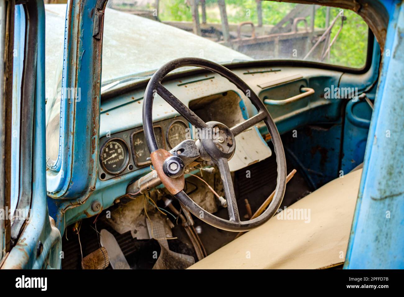 Macchinari abbandonati, cabina autocarro. Vista industriale di una vecchia fabbrica abbandonata Foto Stock