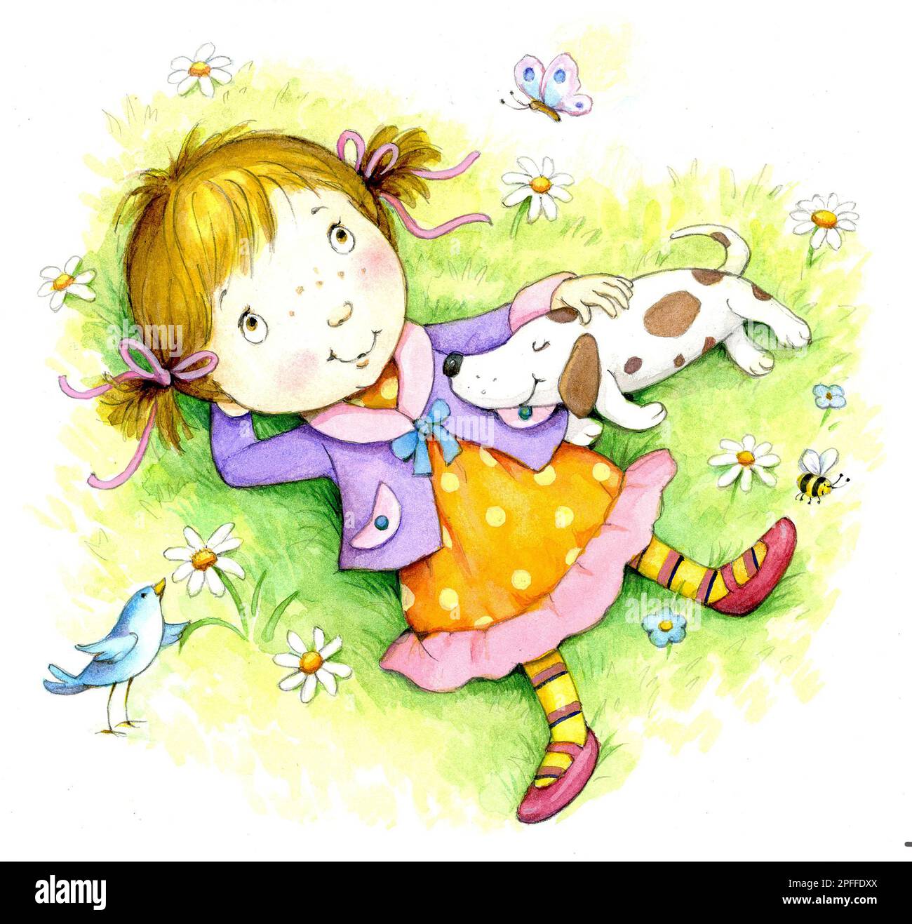Giovane ragazza sdraiata in erba con cane e fiori Foto Stock