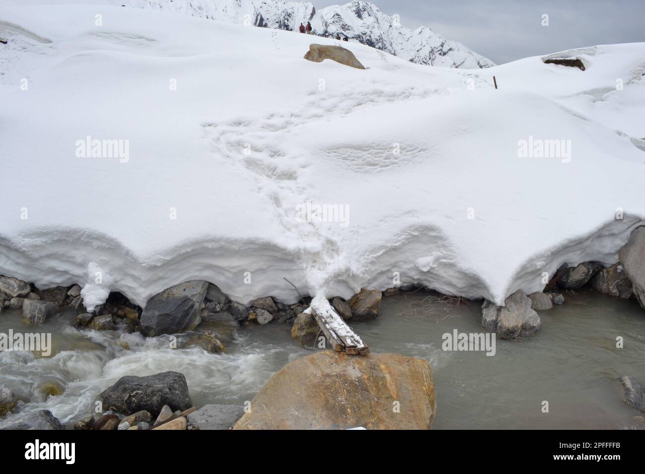 Valle innevata di Kedarnath nell'alta Himalaya India. Kedarnath Temple si trova a Uttarakhand, India. il tempio è aperto solo tra i mesi Foto Stock