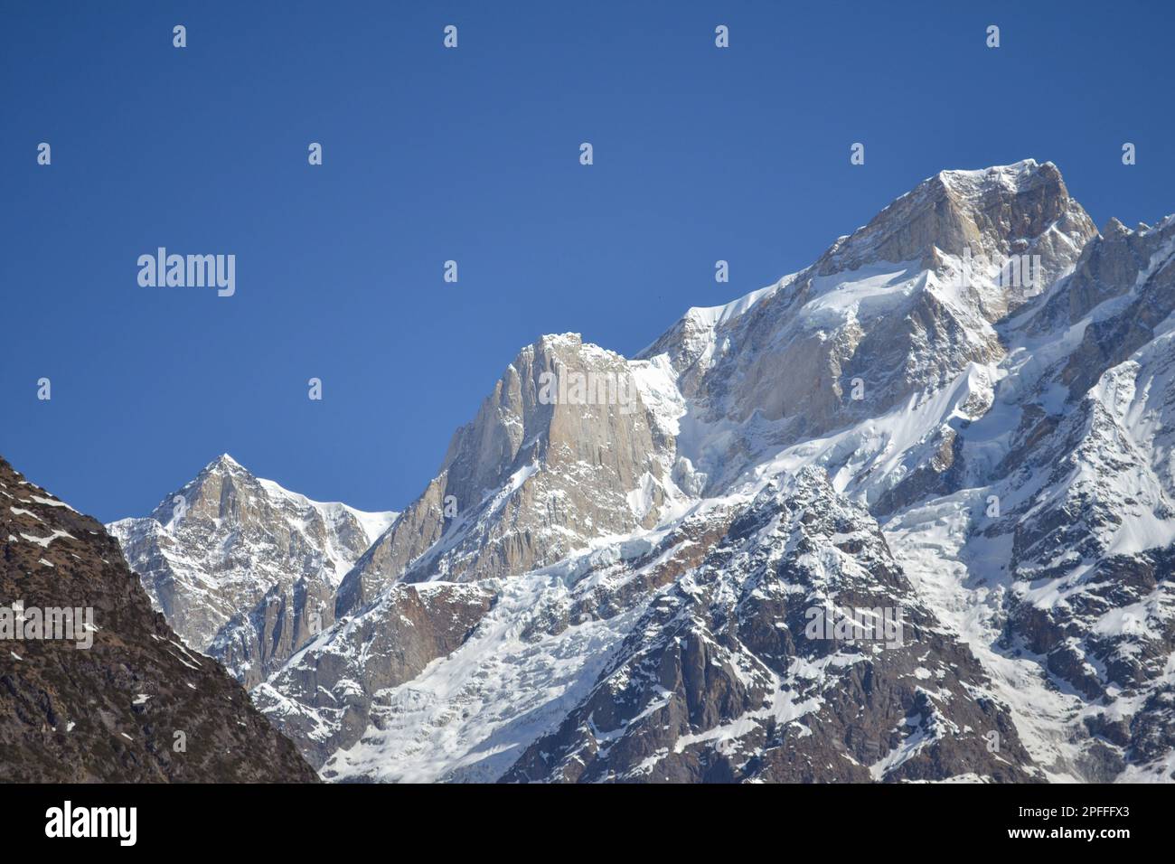 Vette innevate dell'Himalaya India. Il Grande Himalaya o Himalaya maggiore è probabilmente la più alta catena montuosa della catena montuosa Himalaya Foto Stock