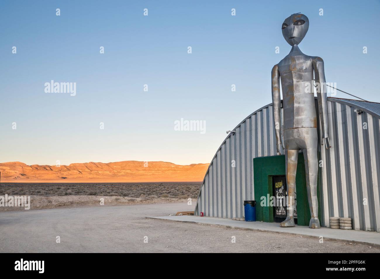 Figura in acciaio alieno presso l'Alien Research Center, autostrada extraterrestre NV-375, città fantasma di Crystal Spring, vicino a Hiko, Great Basin, Nevada, USA Foto Stock