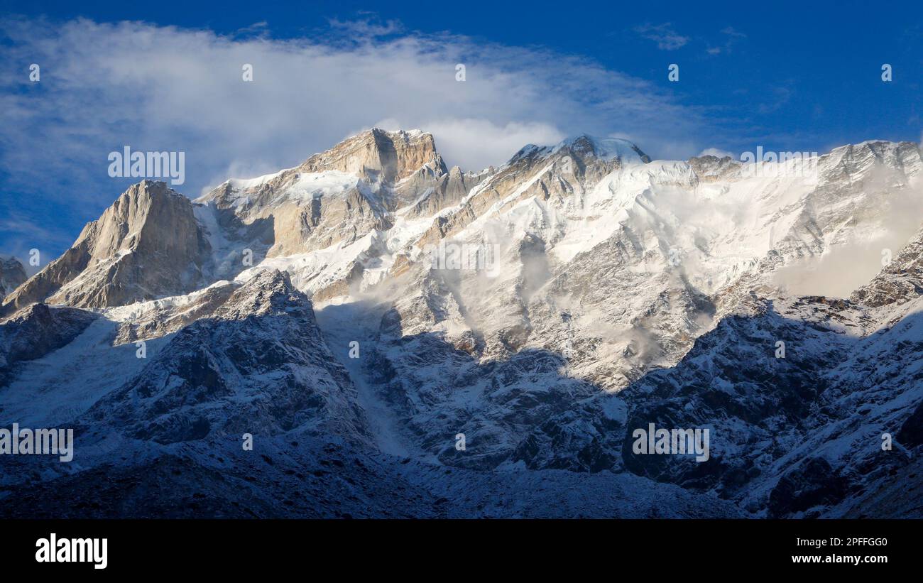 Vette innevate di Himalaya in India. L'Himalaya, o Himalaya, è una catena montuosa in Asia che separa le pianure dei subconti indiani Foto Stock