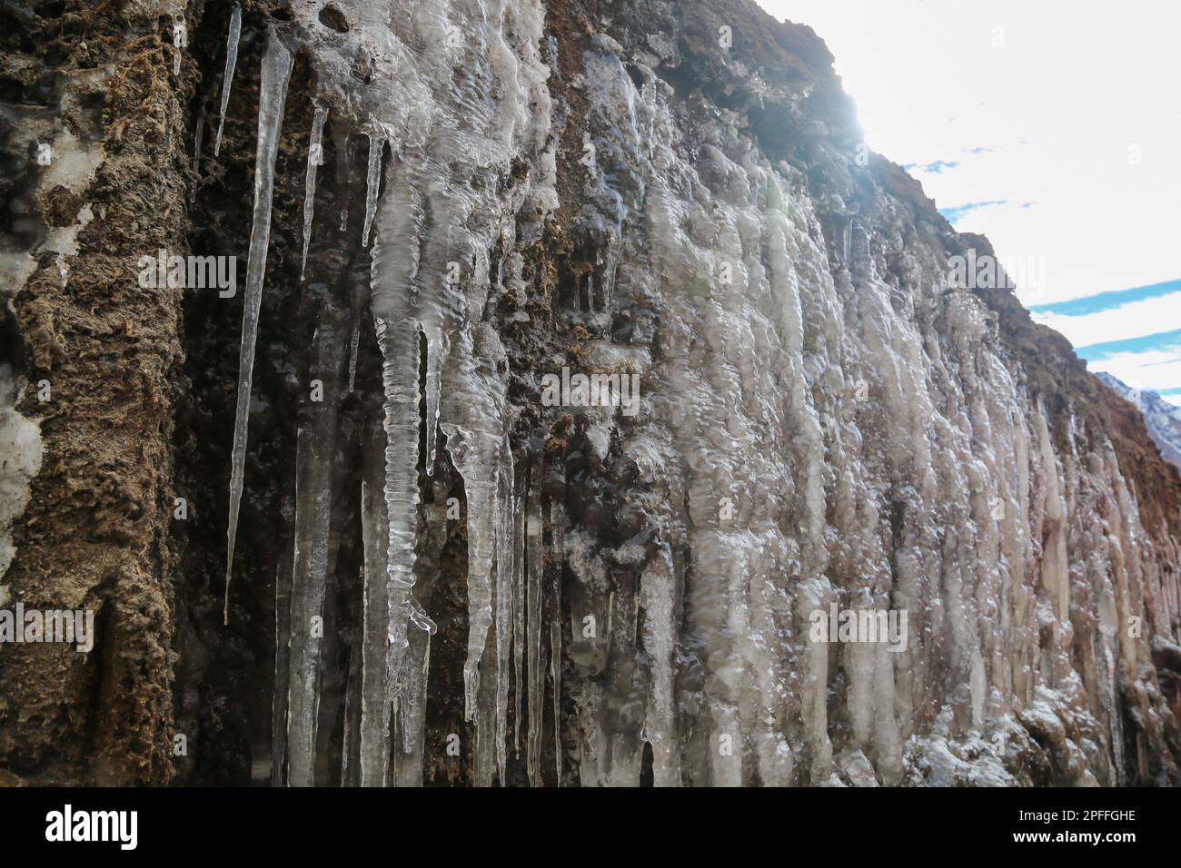 Acqua congelata delle sorgenti nell'India himalayana.. Il congelamento è una transizione di fase in cui un liquido si trasforma in un solido quando la sua temperatura viene abbassata Foto Stock