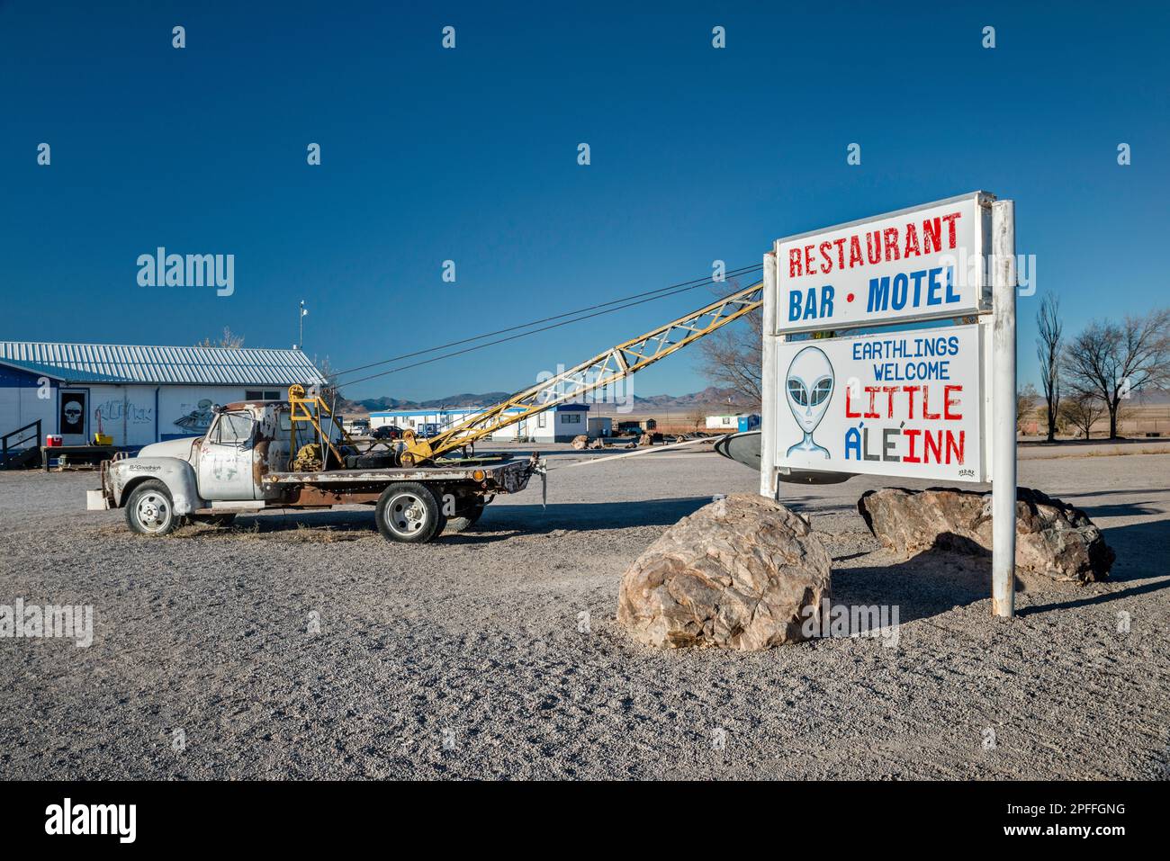 Il traino di camion si è schiantato UFO, installazione di arte locale, segno piccolo A’le’Inn motel, Extraterrestrial Hwy NV-375, a Rachel, Sand Spring Valley, Nevada Foto Stock