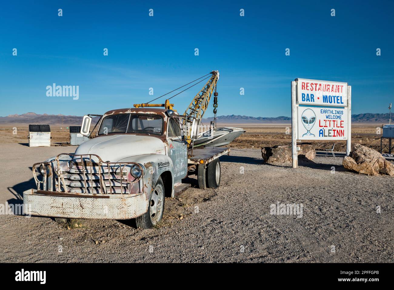 Il traino di camion si è schiantato UFO, installazione di arte locale, segno piccolo A’le’Inn motel, Extraterrestrial Hwy NV-375, a Rachel, Sand Spring Valley, Nevada Foto Stock