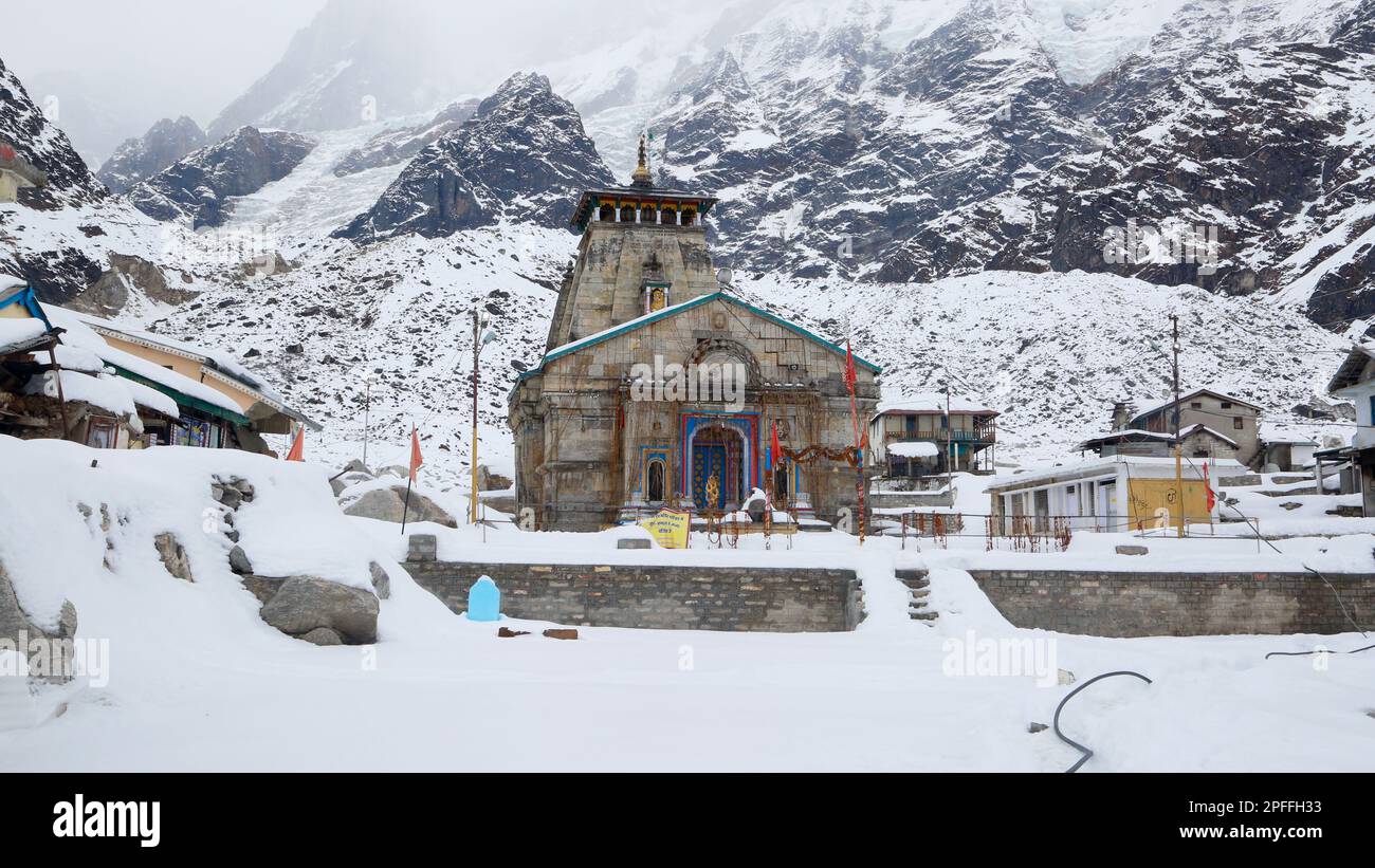 Tempio di Kedarnath durante l'inverno e caduta di neve a Uttarakhand. Il tempio di Kedarnath è un tempio indù dedicato a Shiva. Situato sulla Garhwal Himalayan r Foto Stock