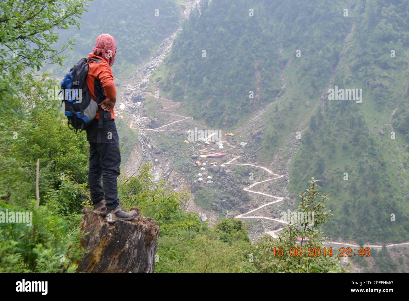 Rudarprayag, Uttarakhand, India, giugno 15 2014, Trekking ed Escursionismo sulle falde dell'Himalaya. Escursioni e trekking, due attività che la maggior parte avventurieri Foto Stock