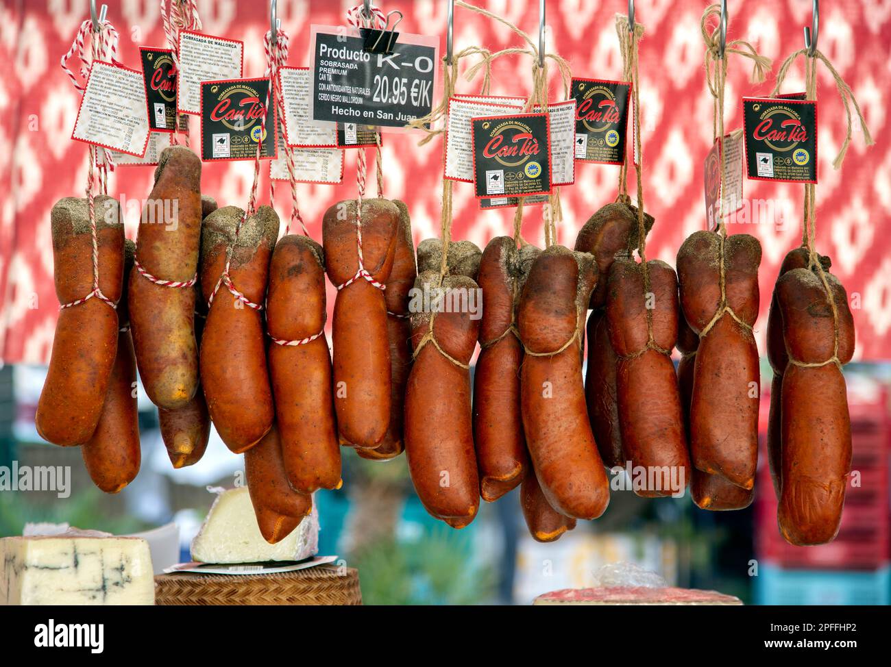 Salsicce tradizionali (sobrasada).Food market.Sineu village.Mallorca Island.Spain Foto Stock