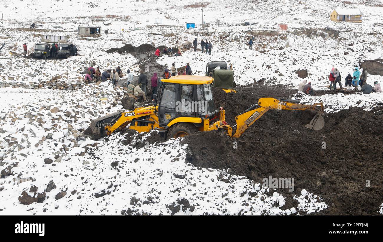 Rudarprayag, Uttarakhand, India, settembre 09 2014, JCB macchina che lavora in nevicata nella ricostruzione di kedarnath. Il governo ha elaborato un piano di ricostruzione Foto Stock