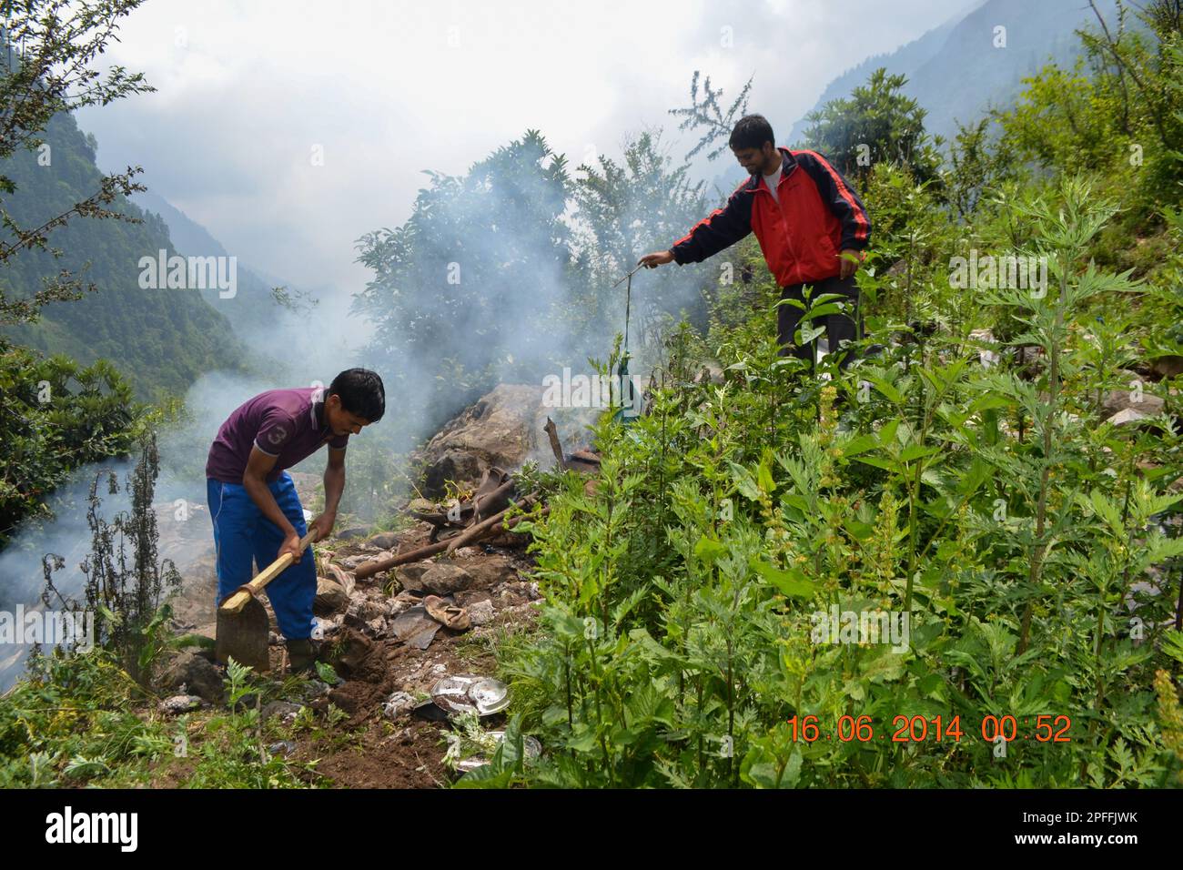 Rudarprayag, Uttarakhand, India, giugno 16 2014, squadra di polizia alla ricerca di cadaveri morti di vittime del disastro di Kedarnath. Kedarnath fu devastato il 2013 giugno Foto Stock