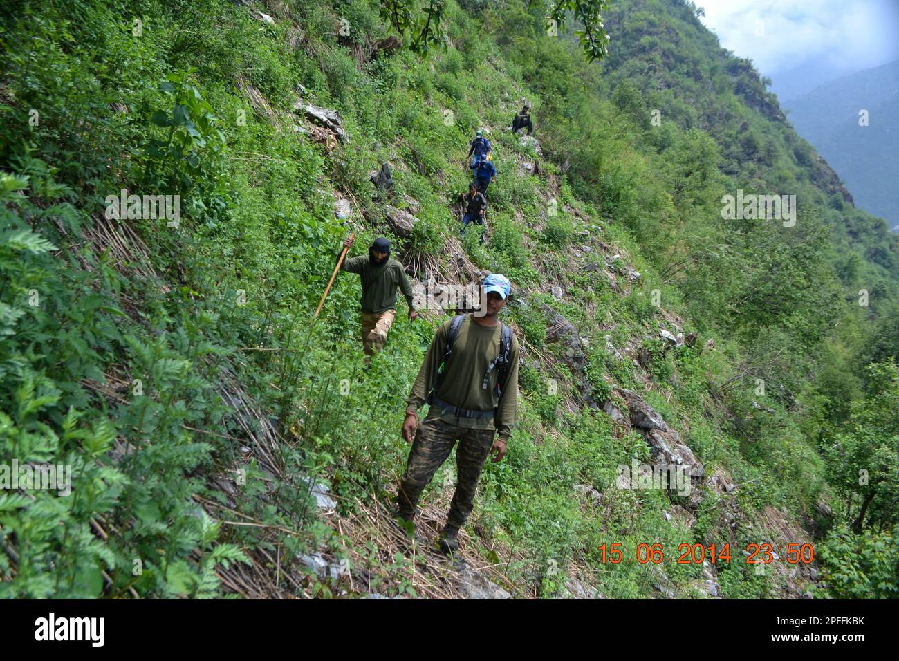 Rudarprayag, Uttarakhand, India, giugno 16 2014, squadra di polizia alla ricerca di cadaveri morti di vittime del disastro di Kedarnath. Kedarnath fu devastato il 2013 giugno Foto Stock