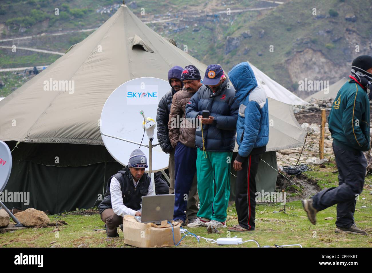 Rudarprayag, Uttarakhand, India, maggio 18 2014, rete di telecomunicazioni in aree remote India. Le telecomunicazioni sono i mezzi di trasmissione elettronica Foto Stock