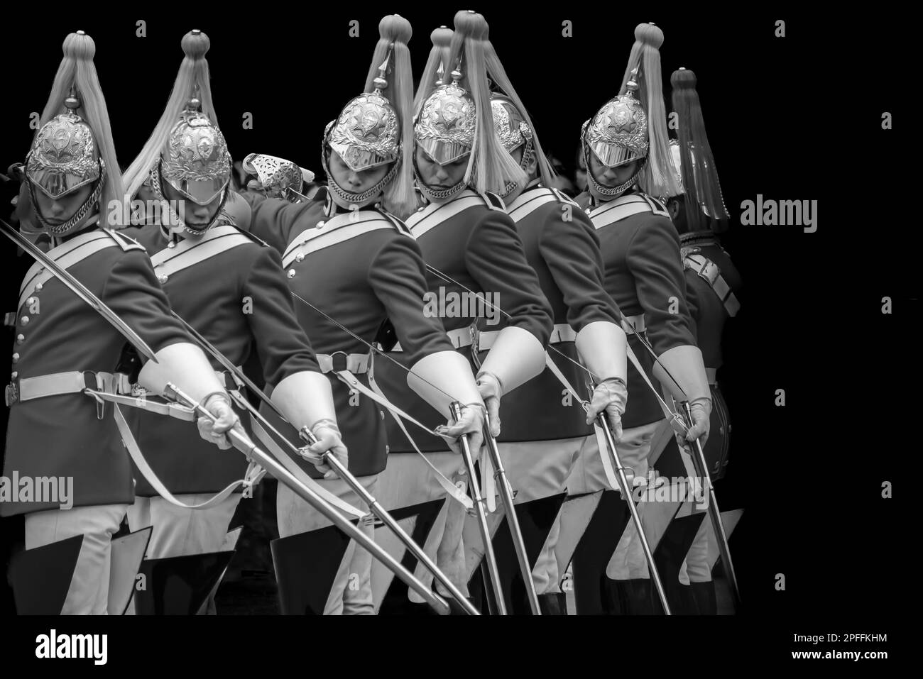 Londra, Regno Unito - 23 maggio 2018 : Vista delle guardie della vita della cavalleria della famiglia delle regine usando le loro spade in bianco e nero Foto Stock