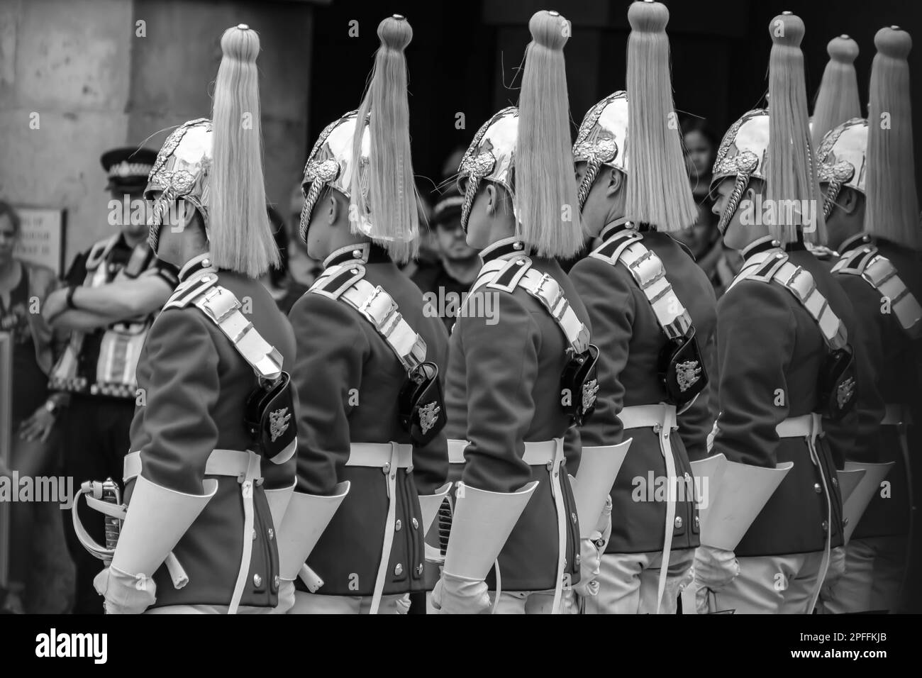 Londra, Regno Unito - 23 maggio 2018 : Vista delle guardie di vita della cavalleria della famiglia del Queens che si levano in piedi ancora in bianco e nero Foto Stock