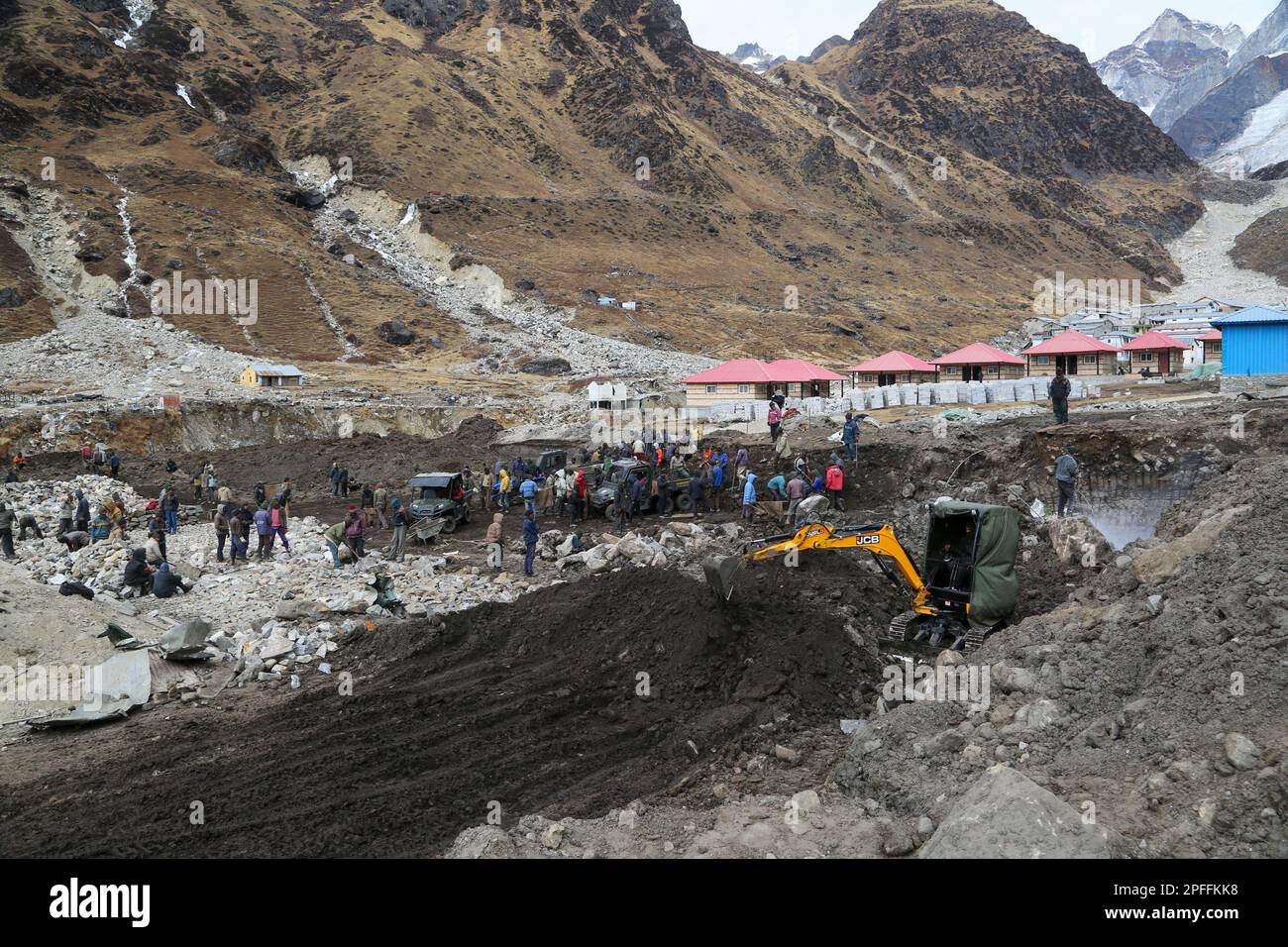 Rudraprayag, Uttarakhand, India, dicembre 12 2014, ricostruzione Kedarnath nella stagione invernale. La pietra di fondazione della ricostruzione Foto Stock