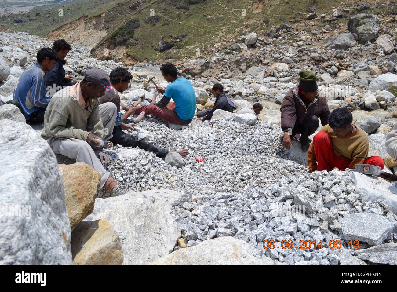 Rudarprayag, Uttarakhand, India, giugno 12 2014, Labor che lavora nel progetto di ricostruzione di Kedarnath. Il governo ha elaborato un piano di ricostruzione per il Kedarn Foto Stock