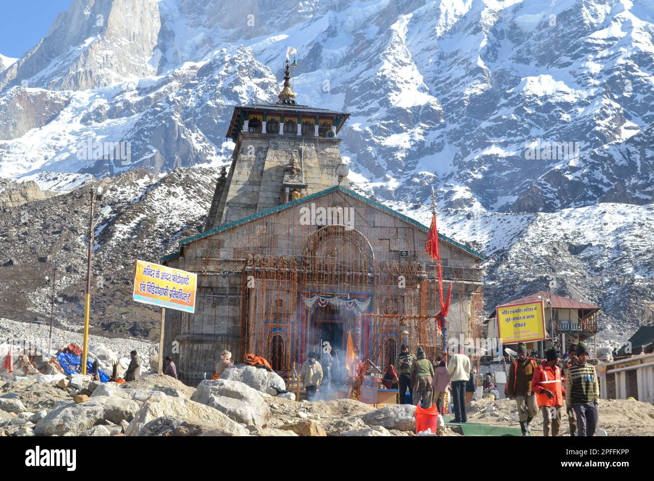 Rudarprayag, Uttarakhand, India, 18 2014 maggio, Kedarnath tempio riaperto per i pellegrini dopo il disastro. Kedarnath Mandir è un tempio indù dedicato a Shi Foto Stock