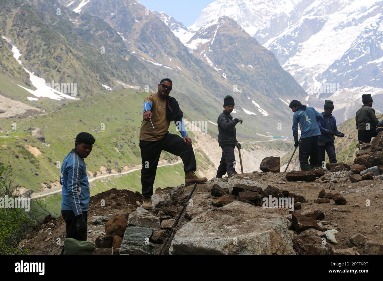 Rudarprayag, Uttarakhand, India, giugno 12 2014, Labor che lavora nel progetto di ricostruzione di Kedarnath. Il governo ha elaborato un piano di ricostruzione per il Kedarn Foto Stock