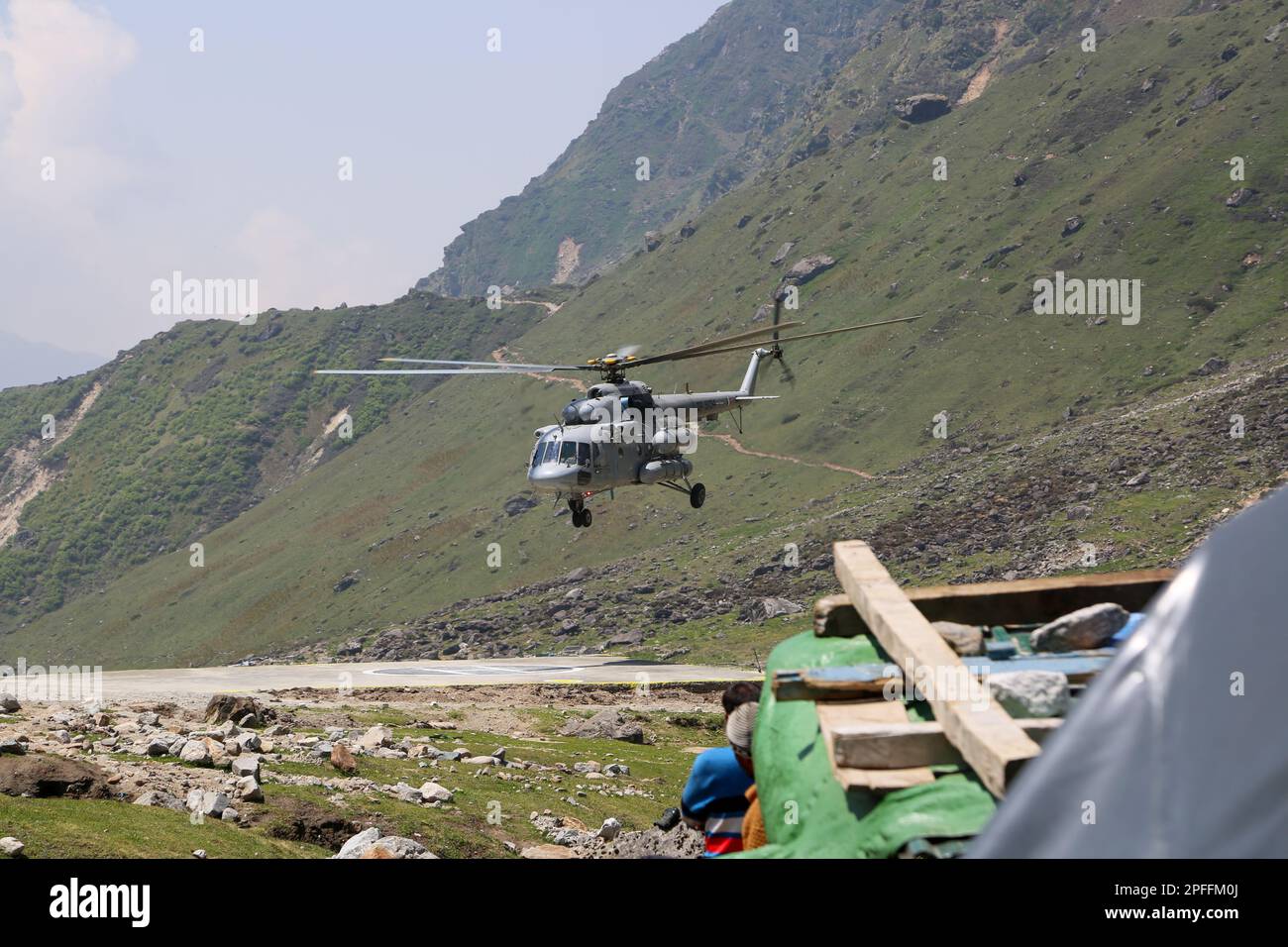 Gli aerei dell'aeronautica indiana hanno raggiunto per i lavori di soccorso nel disastro di Kedarnath. Nel giugno 2013, un nuvoloso di più giorni è stato centrato sullo stato dell'India settentrionale di Ut Foto Stock