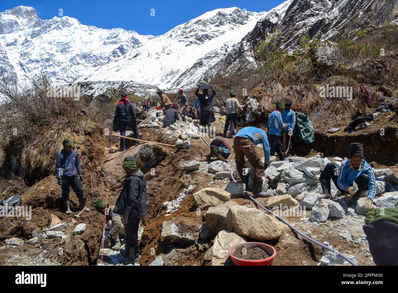 Rudarprayag, Uttarakhand, India, maggio 18 2014, progetto Kedarnath, operaio che ricostruisce il percorso per i pellegrini. Nel giugno del 2013, un giorno di nubi più cloudburst cen Foto Stock