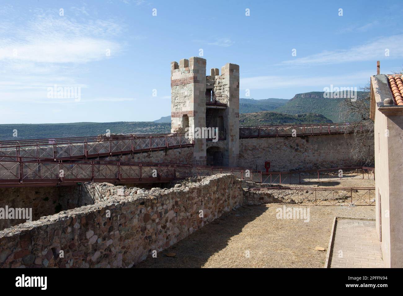 03 settembre 2022 – Europa, Italia, Sardegna, Oristano, Vista di Bosa il bellissimo villaggio con case colorate e un castello medievale di Malaspina e Pal Foto Stock