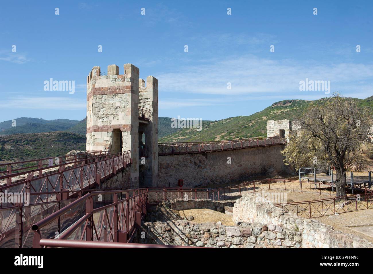 03 settembre 2022 – Europa, Italia, Sardegna, Oristano, Vista di Bosa il bellissimo villaggio con case colorate e un castello medievale di Malaspina e Pal Foto Stock