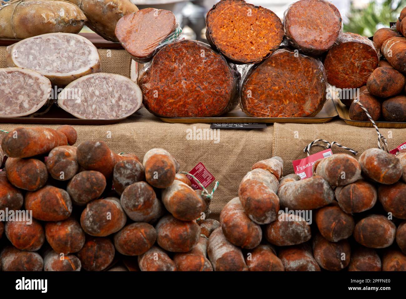 Salsicce tradizionali di carne di maiale (sobrasada).Sineu market.Mallorca Island.Spain Foto Stock