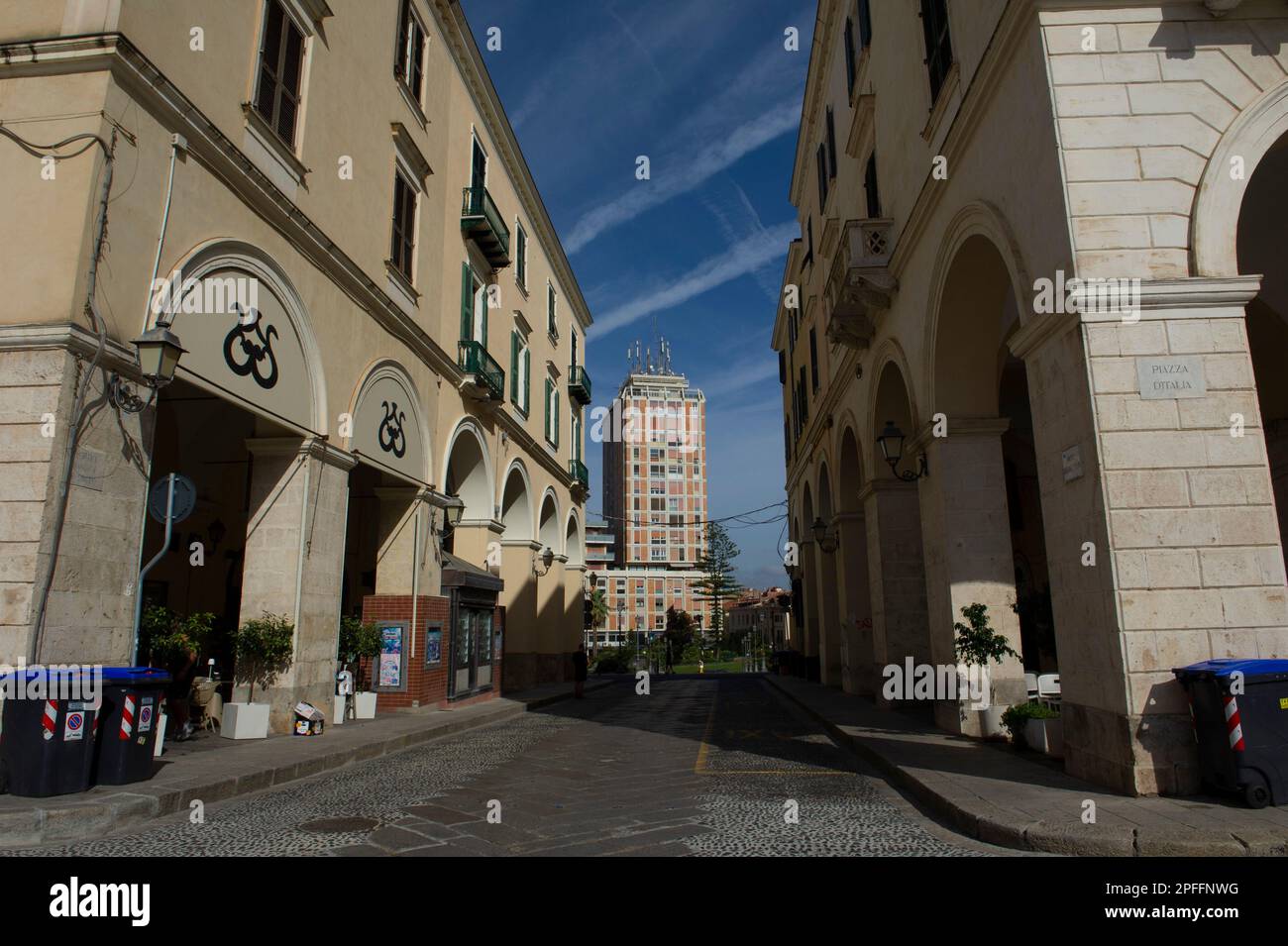 02 settembre 2022 – Europa, Italia, Sardegna, Sassari, Portici Bargone e Crispi e grattacielo di piazza castello Foto Stock