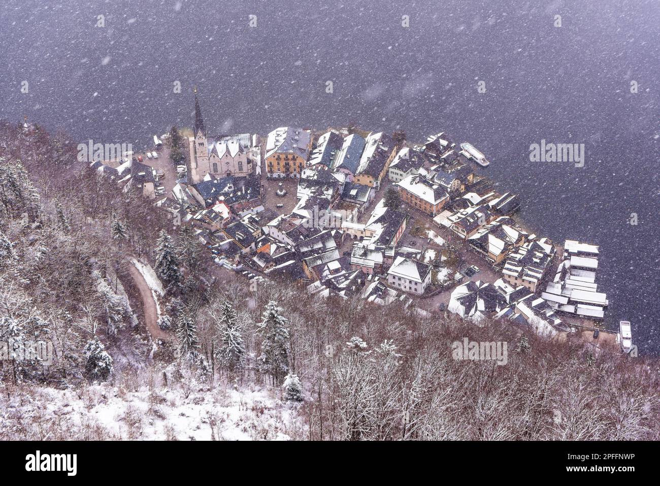 Veduta aerea di Hallstatt in Austria durante la caduta di neve in inverno Foto Stock